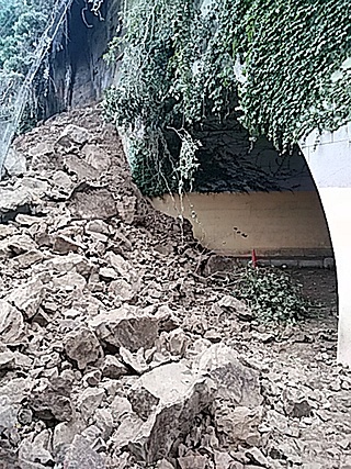 トンネルの中まで土砂が入ってます